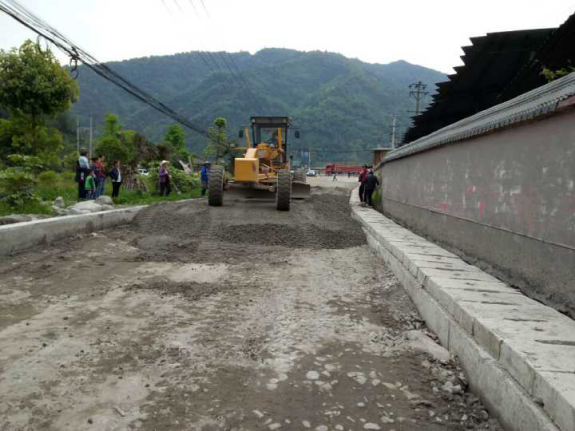 小河乡沙坪村道路改造项目进入水稳层施工阶段